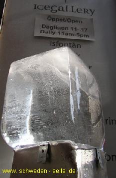 Ein Eisklotz vor der Tr wirbt fr den Besuch bei der Ice Gallery.